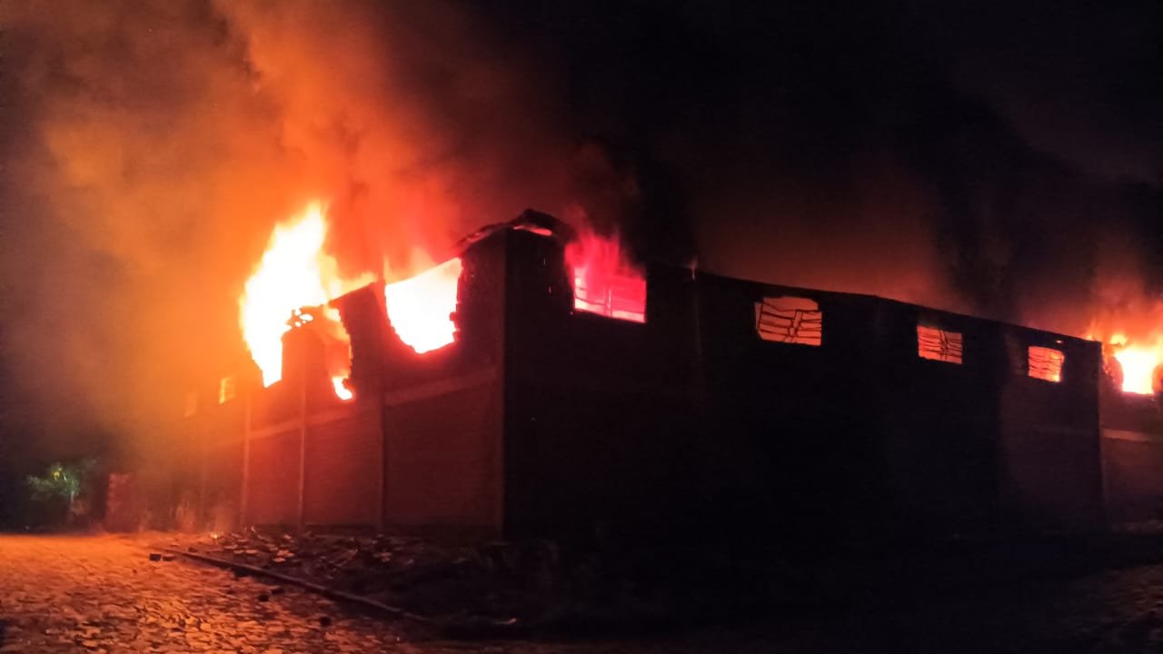 Incêndio de Grandes Proporções no Bairro Alvorada; Confira o Vídeo