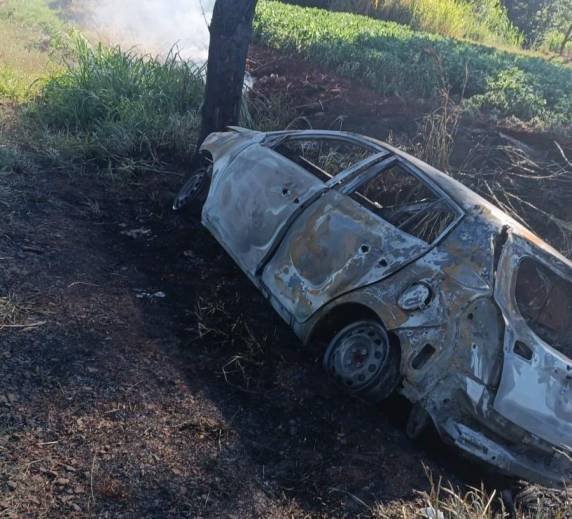 Veículo é destruído pelo fogo no interior de Três de Maio