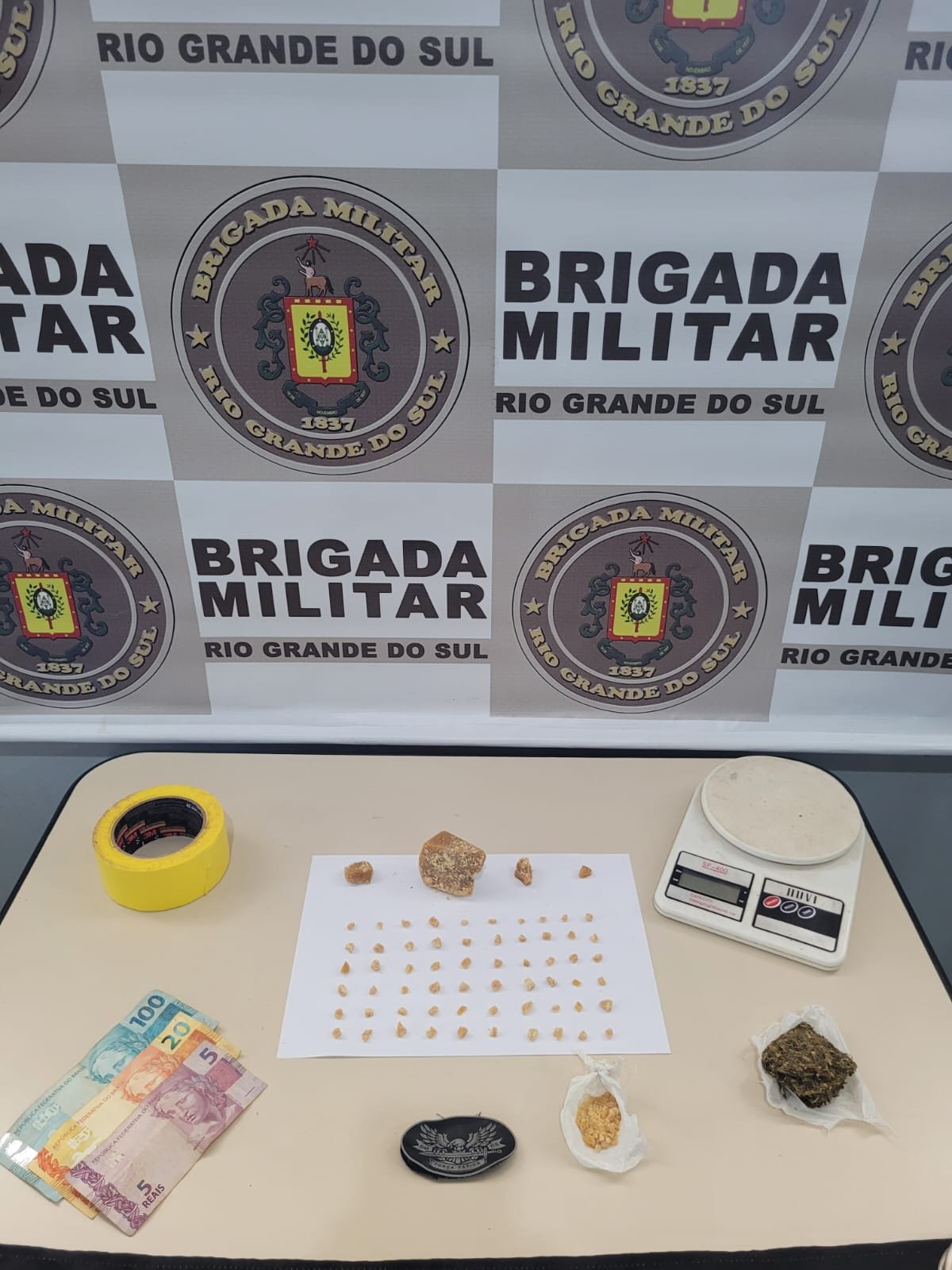 Brigada Militar de Ijuí prende mulher suspeita de tráfico de entorpecentes